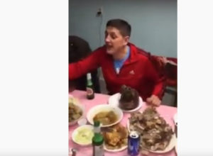 Užasne poruke: “Spremamo se na koncert Merlina Dine, nosit ćemo prasetine i nož obavezno”