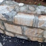 Nišani sa muslimanskog mezarja ugrađen u ogradi blizu hotela u centru Podgorice