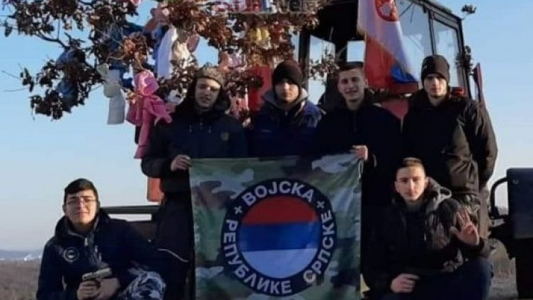 Omladina u Lukavcu slavi Božić uz obilježja nepostojeće vojske Republike Srpske: Najteži zločini, genocid, opsade…