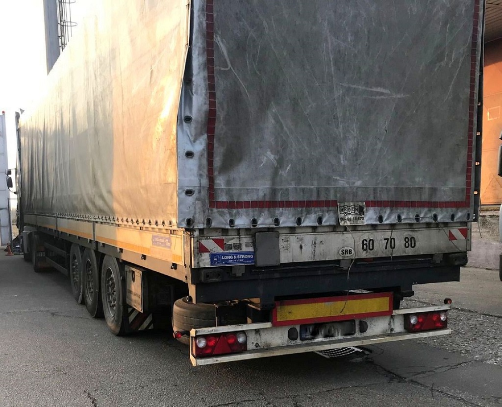 U „bunkeru“ kamiona novopazarskih registracija pronađeno 48.000 paklica cigareta