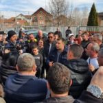 Aktivisti SDA blokirali školu – Republička prosvjetna inspekcija traži prinudni ulazak (Video)