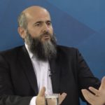 Pogledaje gostovanje dr. Zukorlića na BN televiziji na temu reforme obrazovnog sistema