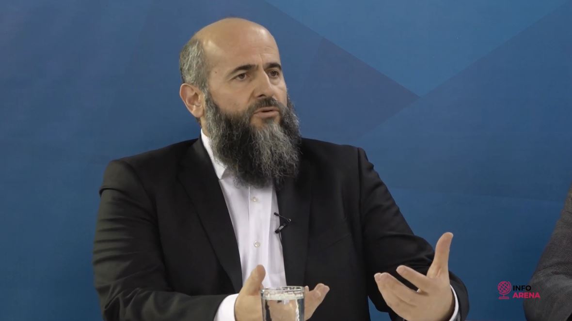 Pogledaje gostovanje dr. Zukorlića na BN televiziji na temu reforme obrazovnog sistema