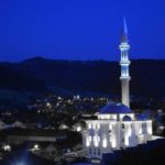 Sa minara pazarskih džamija Kur’an tokom policijskog časa (Video)