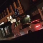 U bijelim odelima i sa maskama uznemiravali građane: Policija privela grupu “šaljivdžija” u Novom Pazaru