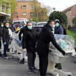 Fotografija koja je oduševila region: Navijači Dinama spašavaju inkubatore iz porodilišta