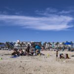 U Kaliforniji kao da nema koronavirusa, hiljade posjetitelja na plažama