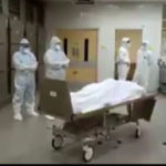 Doktori klanjaju dženazu kolegi doktoru koji je umro od koronavirusa (Video)