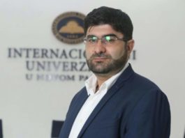 Gore glavu voljeni šeheru, i uspravi se! Ne saginji se! Ne, na tvoj 559. rođendan