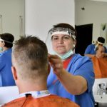 Frizerski saloni u Sarajevu ponovo otvoreni, radnici podijelili radost s mušterijama