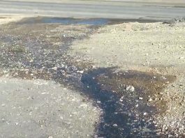 KANALIZACIJA SE IZLIVA DIREKTNO NA ULICU: Fekalne vode godinama muče mještane Mura