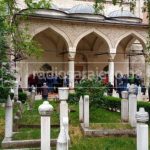 Vjernici klanjali džumu u džamiji Ferhadija, policija intervenirala