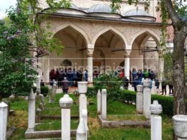 Vjernici klanjali džumu u džamiji Ferhadija, policija intervenirala