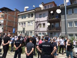 Meho lopove! Orilo se tokom Vladine konferencije ispred Opste bolnice!