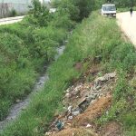 Učenici do škole pješače po blatu i prašini