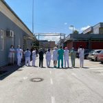 Grupa medicinskih randika okrenutih leđa dočekala delegaciju Vladu Srbije