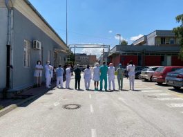 Grupa medicinskih randika okrenutih leđa dočekala delegaciju Vladu Srbije