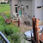 Potresna slika iz Pazara: Dijete prima infuziju ispred bolnice