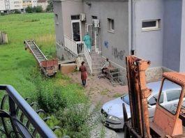 Potresna slika iz Pazara: Dijete prima infuziju ispred bolnice