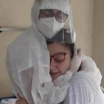 Dirljiv zagrljaj bliznakinja u kovid bolnici u Novom Pazaru (FOTO)