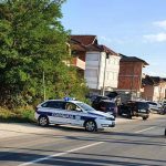 FILMSKA POTJERA U NOVOM PAZARU – Bježao od policije, oštetio tri službena automobila, a kada je konačno zaustavljen pronađen je KILOGRAM KOKAINA U GEPEKU