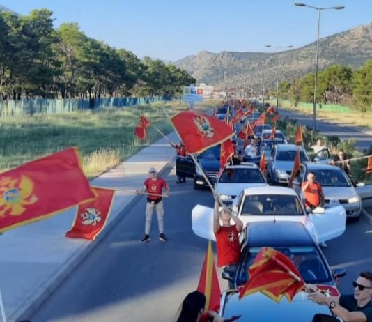 Kolone Bošnjaka sa crnogorskim zastavama na skupu u Podgorici