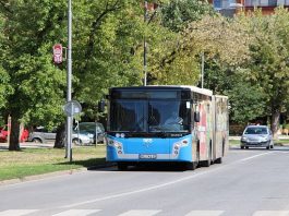 Pribojac nakon svađe sa vozačem razbio staklo na gradskom autobusu