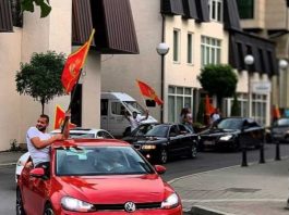 Rožajci sa crnogorskim zastavama uputili podršku Milu