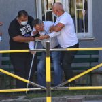Novinar štrajkuje glađu u N. Pazaru, traži tačan broj umrlih – Obezbjeđenje nasrnulo na njega