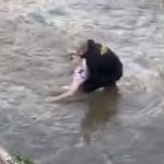 POKUŠAJ SAMOUBISTVA – Djevojka skočila s mosta u Novom Pazaru, prolaznici skočili i izvukli je