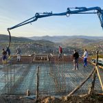 Izlivena prva ploča na džamiji na Murskom brdu