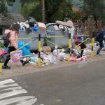 Sramna slika iz Novog Pazara, djeca preskaču smeće pred školom