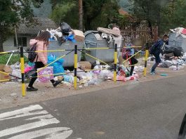 Sramna slika iz Novog Pazara, djeca preskaču smeće pred školom