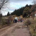 Mještanin pregradio put, 15 sela odsečeno: Djeca presjedaju do škole, bolesni ne mogu do ljekara