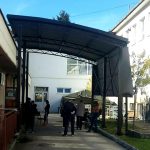 Ispred Kovid ambulante postavljena nadstrešnica
