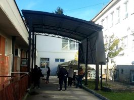 Ispred Kovid ambulante postavljena nadstrešnica