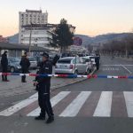 RANJENO DVOJE – Otac i sin pucali iz vozila u pokretu