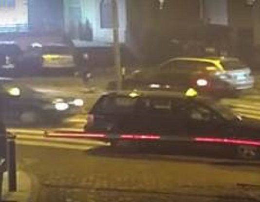 ŠOK SNIMAK IZ NOVOG PAZARA: Čovek se baca pod automobil (VIDEO)