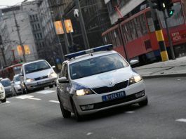 Policija zaustavila muškarca i u vozilu mu pronašla pištolj