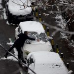 Od jutros nema šale: Saobraćajci kažnjavaju ako vozite sa snijegom na haubi ili tablicama možete ostati bez 18.000 dinara