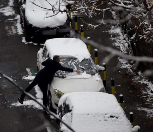 Od jutros nema šale: Saobraćajci kažnjavaju ako vozite sa snijegom na haubi ili tablicama možete ostati bez 18.000 dinara