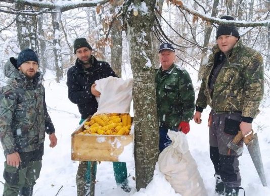 Novovaroški lovci obezbjedili hranu za zimsku prihranu divljači