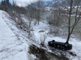 Prijepolje – U prevrtanju automobila povrijeđeni žena i dijete