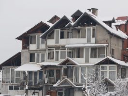 Obišli smo PVC dvorac u Novom Pazaru koji prkosi zakonima fizike