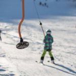 Prijepolje / Devojčica kojoj se šal zakačio za lift nije životno ugrožena