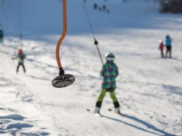 Prijepolje / Devojčica kojoj se šal zakačio za lift nije životno ugrožena