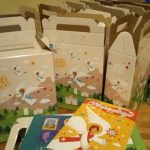 SKANDAL U PLJEVLJIMA – Đacima dijelili paketiće sa likom Svetog Save