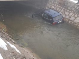 Sjenica – Automobil završio u rijeci u centru grada