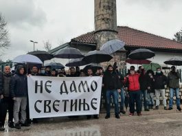 Eine Gruppe von Christen in Montenegro gegen die Entweihung von Moscheen