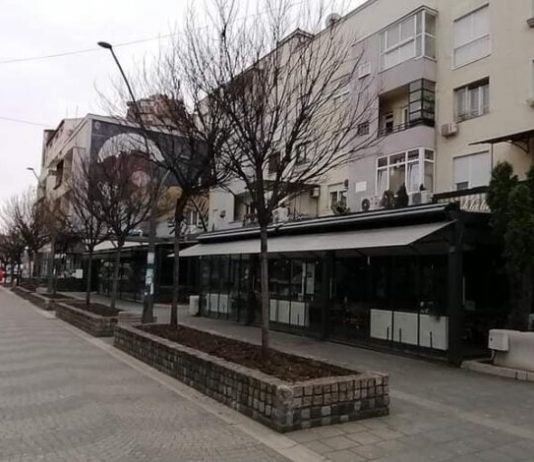 Novi Pazar – ”Vlasnici kafića i restorana ne unose stolice u lokale već ih ostavljaju ispred”